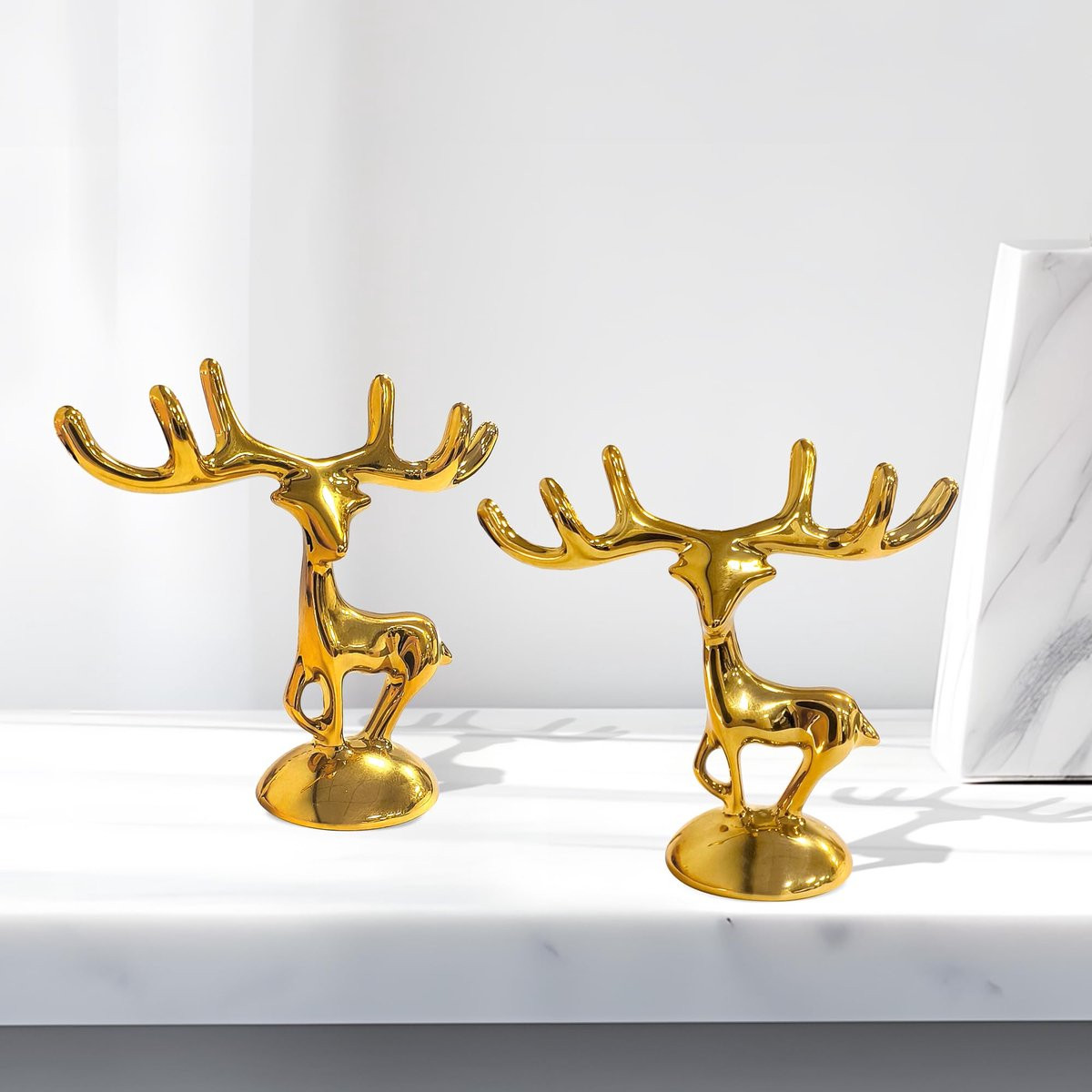Unyqoos Set van twee elegante gouden hertenornamenten voor stijlvolle inrichting