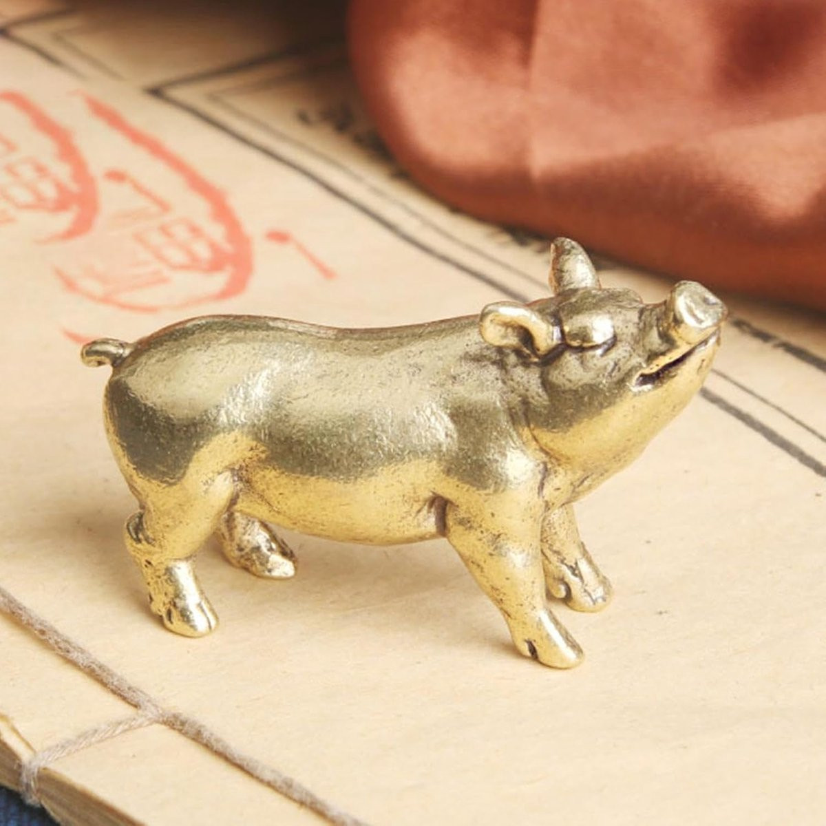 Goudkleurig varkensbeeldje van messing als decoratief ornament voor op tafel
