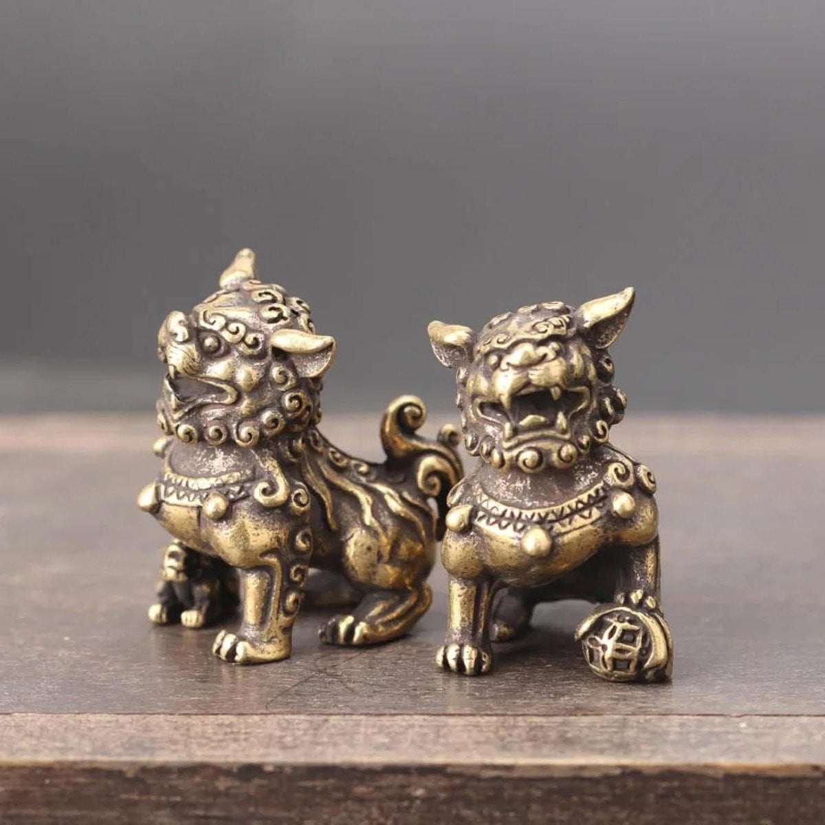 Set van 2 koperen leeuwen miniaturen in antiek brons voor decoratie op tafel