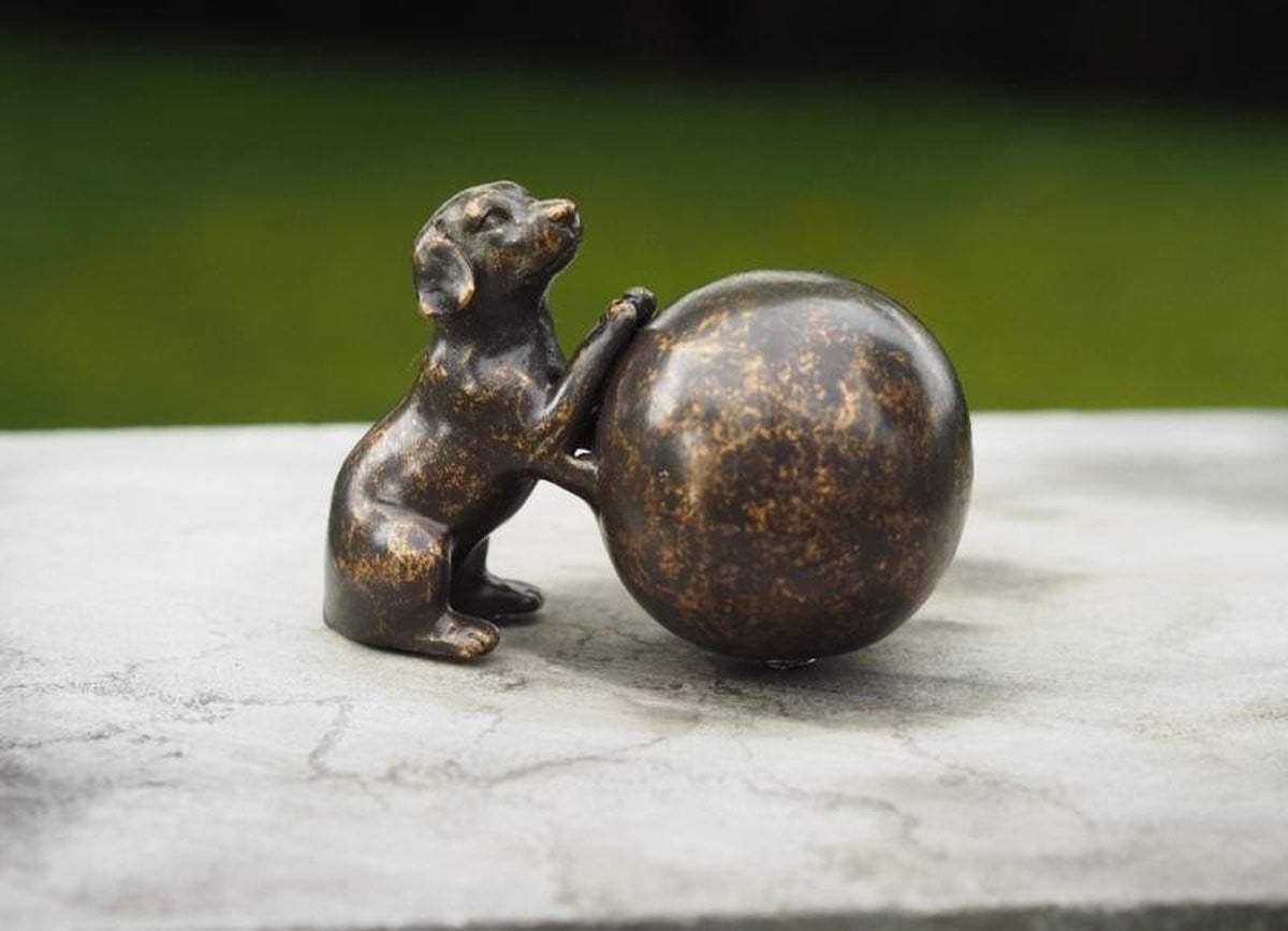 Bronzartes Bronzen beeld Hond met bal - Grafdecoratie - Hoogte: 7 cm