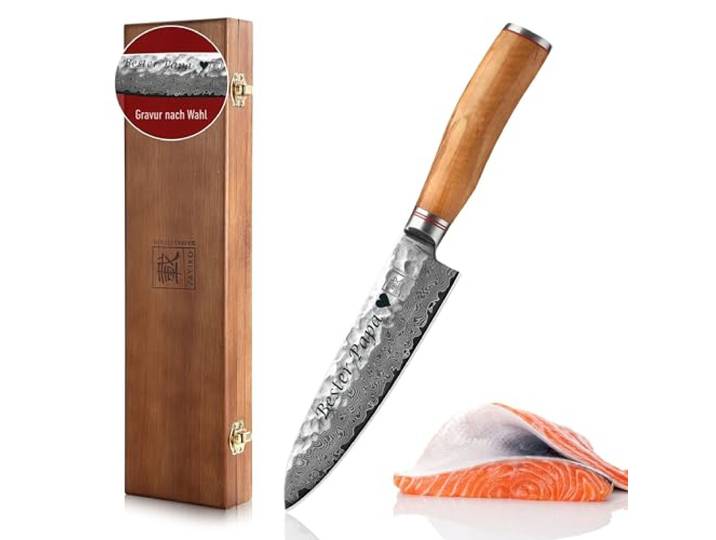 zayiko Minami Damast Santokumesser mit Gravur – Personalisiertes Messer, 17,5 cm Klinge aus 67 Lagen Damaststahl (VG10-Kern), Hammerschlag, Olivenholzgriff – Messer in Geschenkbox