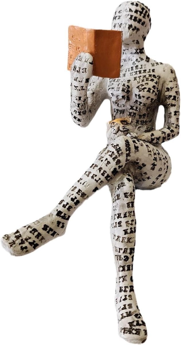 Handgegoten en beschilderde sculptuur van een lezende vrouw voor decoratie in de woonkamer