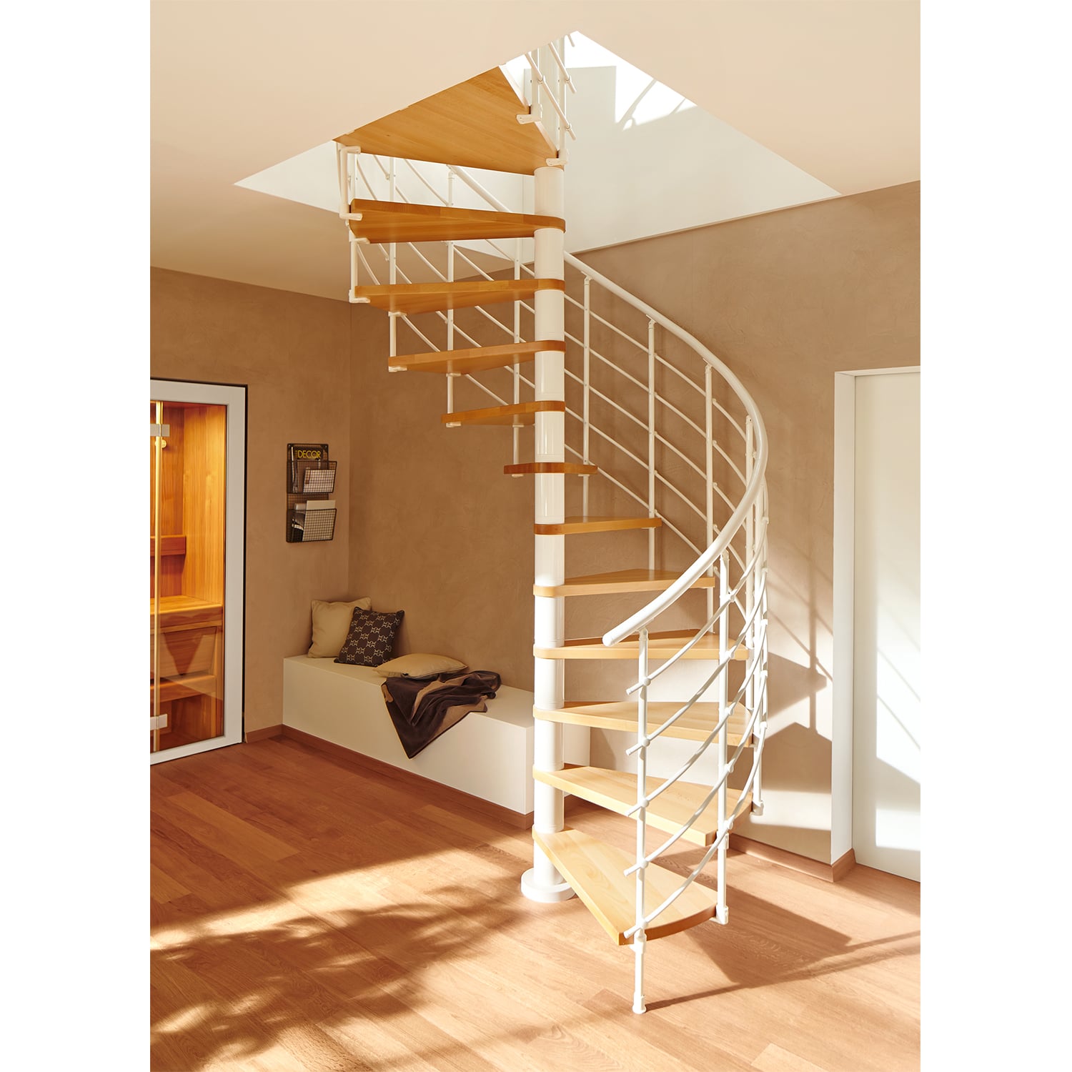 Dolle Spindeltreppe Oslo Ø120cm mit 273-299cm Geschosshöhe 12 Stufen 1 Podest Eiche lackiert Geländer weiß, mitlaufende Kunststoffstäbe