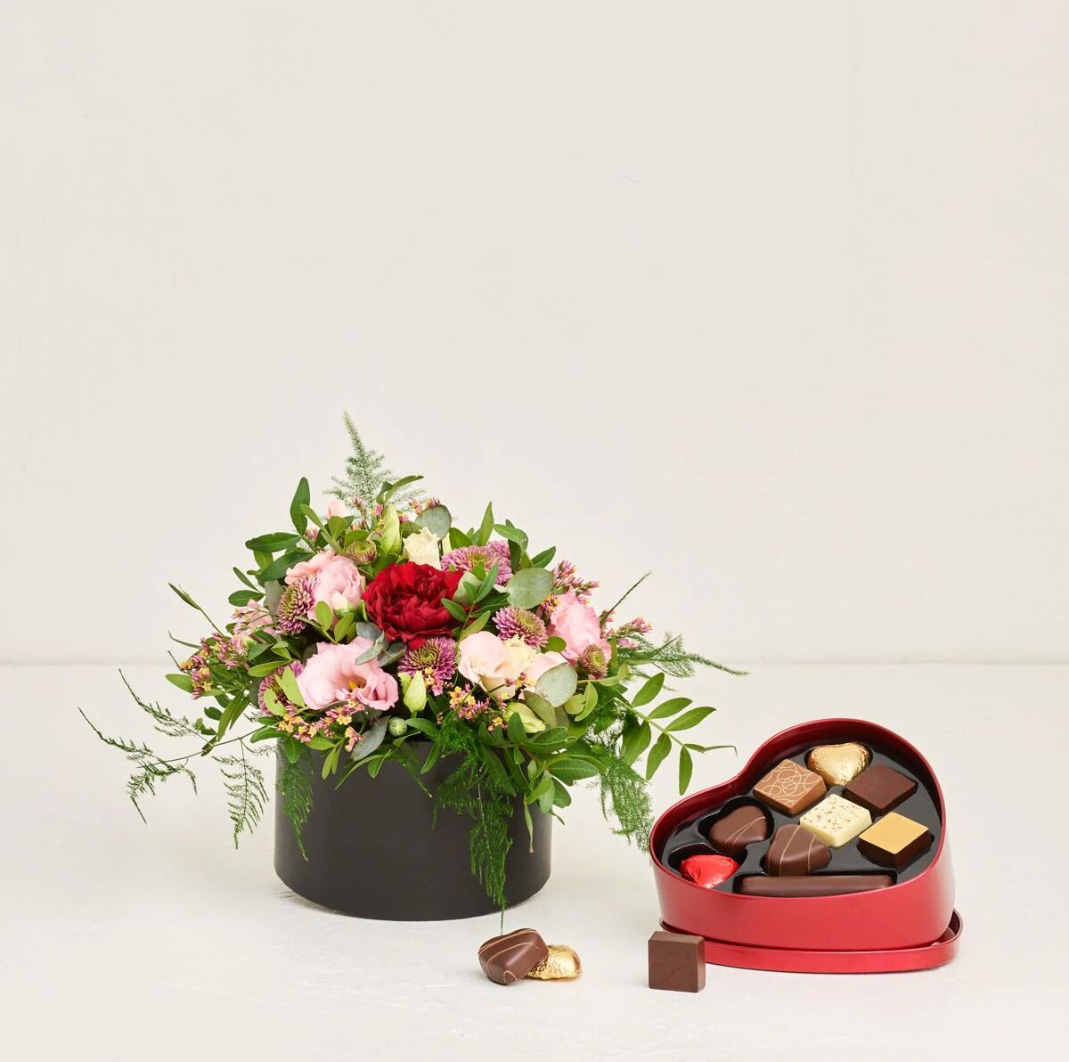 Den kærlige med hjerte med chokolade  Send Blomster  Interflora