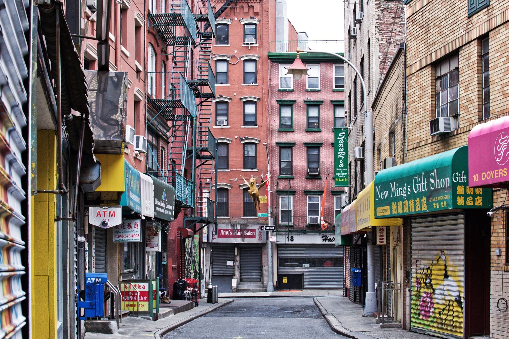 Fototapete PAPERMOON "MANHATTAN-NEW YORK CHINATOWN GASSE ALT STADT ZIEGEL XXL", bunt, B:2,5m L:1,86m, Vlies, Tapeten, Fototapete bunt B/L: 2,5m x 1,86m, Bahnen: 5 Stk.