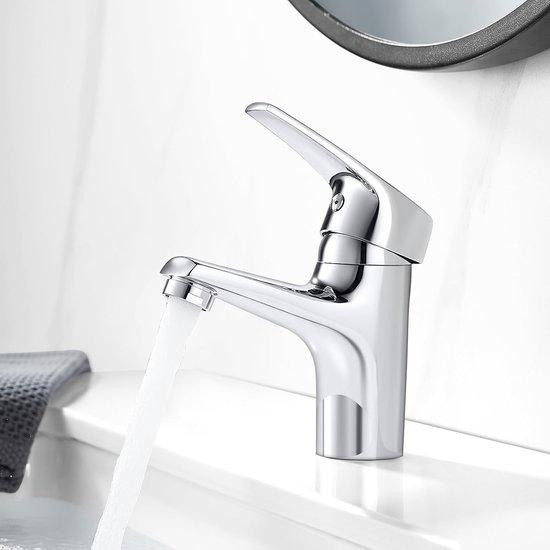 Moderne wastafelkraan van messing in chroom voor badkamer en keuken