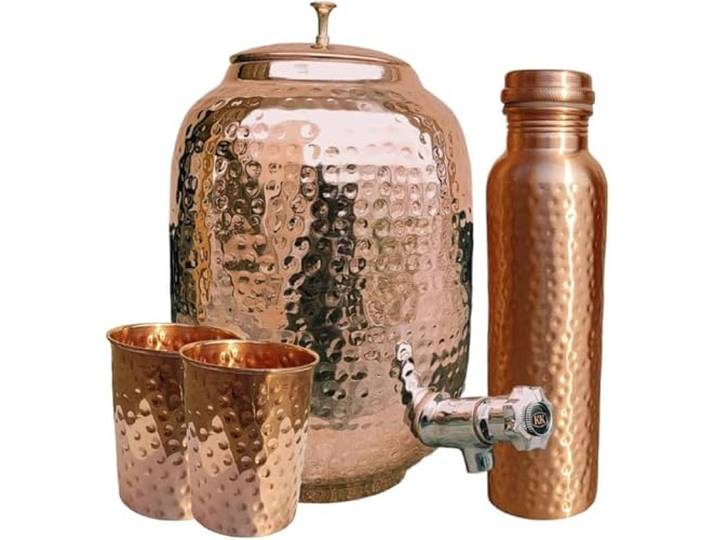 Fashnkart Handgefertigter gehämmerter Kupfer-Spendertopf Matka Vorratsbehälter mit Wasserhahn, 2 gehämmerte Glasbecher, Flaschen-Set, 4 Liter