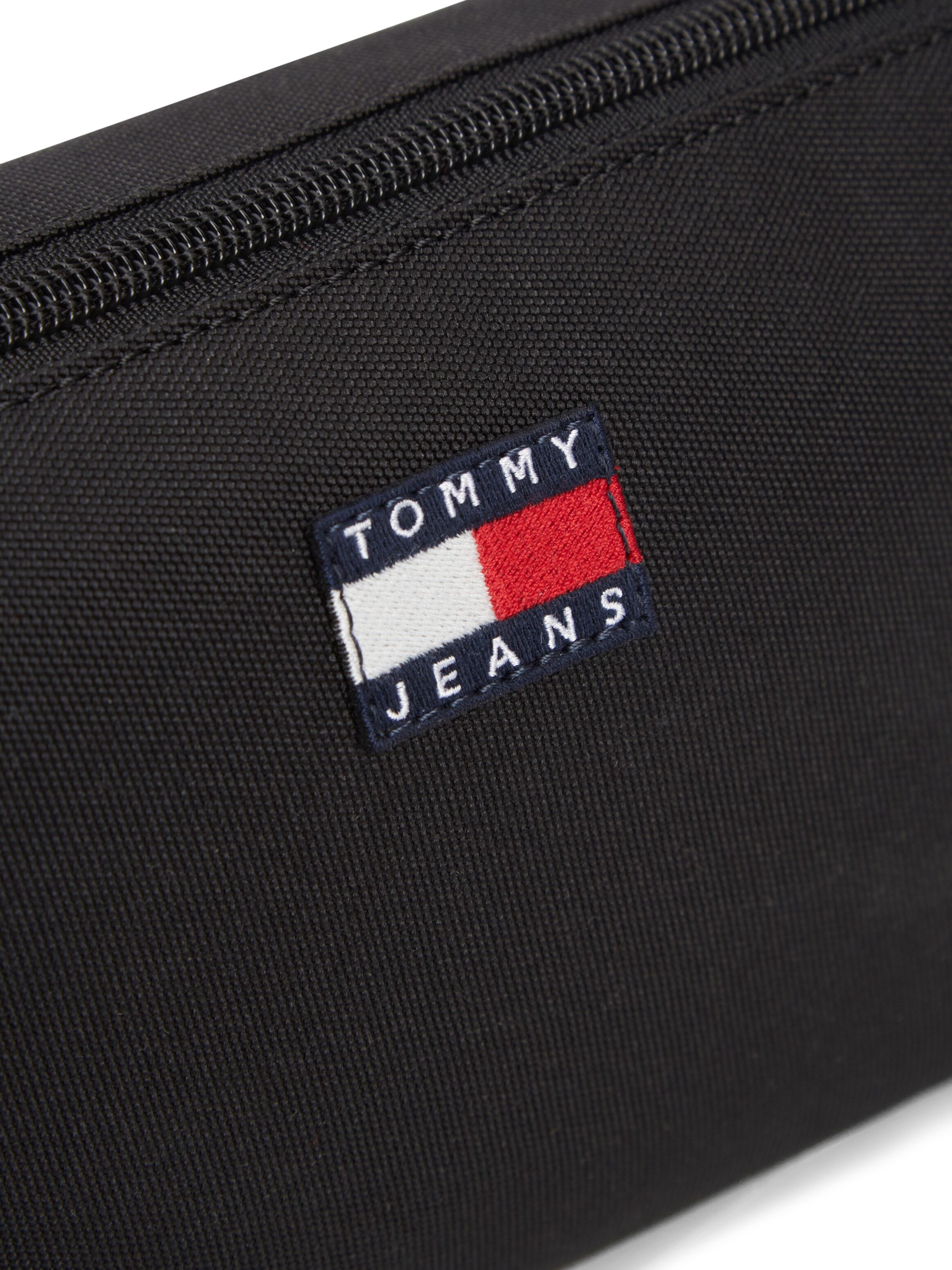 Kulturbeutel TOMMY JEANS "TJW ESS DAILY WASHBAG", Gr. B/H/T: 26cm x 12cm x 10cm, schwarz, Textil, Taschen Kulturbeutel, Unisex Kulturtasche, Waschbeutel mit Logo-Aufnäher