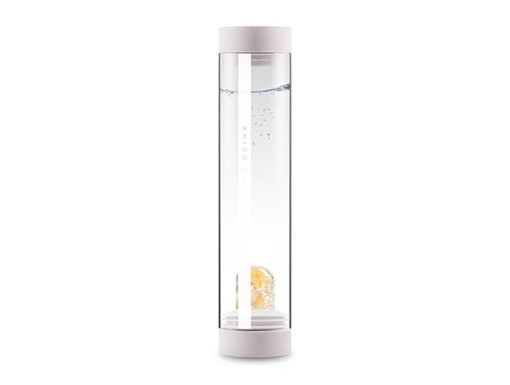 VitaJuwel Sana JOY cloud white Karaffe aus Glas mit Edelsteinen (Orangencalcit, Magnesit & Bergkristall) - für Aufmerksamkeit, Selbstvertrauen & Optimismus