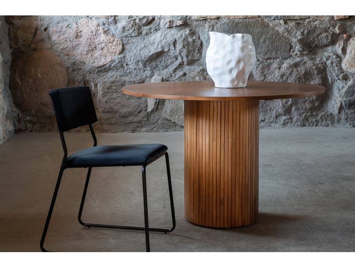 Esstisch Nuvani - mit robusten Gestell im gerippten Design - Walnuss - Luxusbetten24