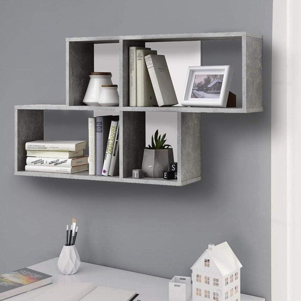 Modern Wandrek met Houten Planken in Grijs voor Decoratie en Opslag