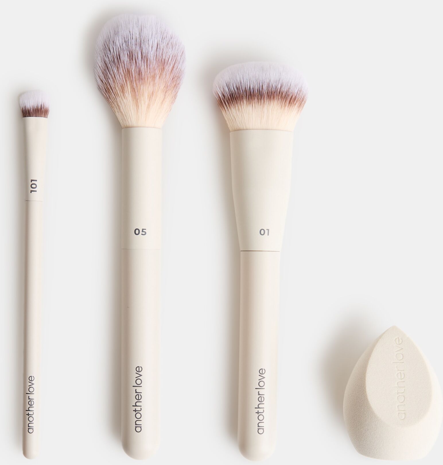 ANOTHER LOVE Set Esencial de Maquillaje: 3 Brochas+ Esponja .