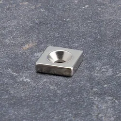 10 Quadermagnete, Neodym, 15 x 15 mm, Höhe 4 mm, Bohrung und Senkung (4,5/9,5 mm), N35, vernickelt, Haftkraft 4 kg, silber