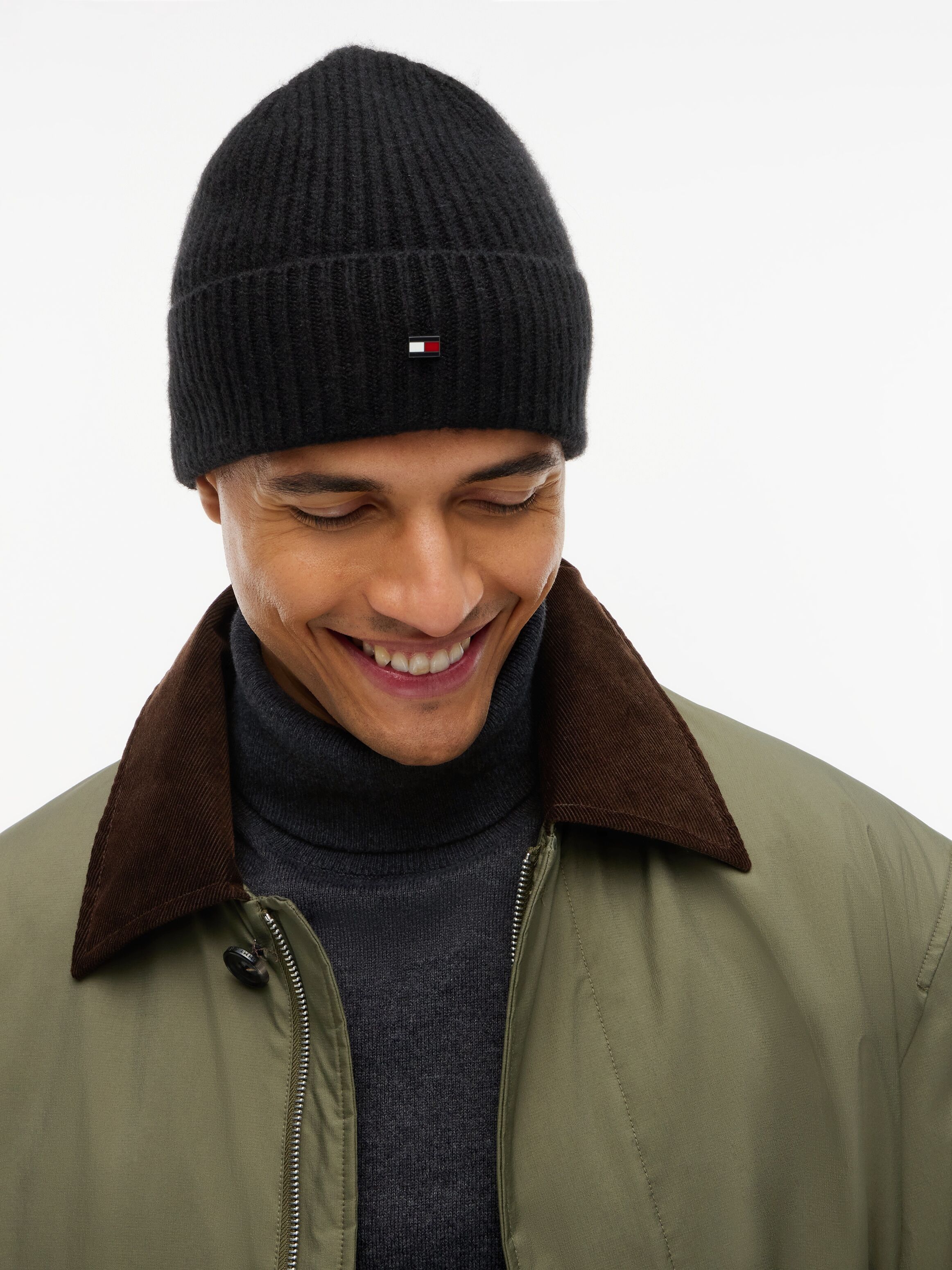 Strickmütze TOMMY HILFIGER "FLAG CASHMERE BEANIE", schwarz, Strick, Kaschmir, unifarben, Mützen Strickmütze, One size mit Markenlogo schwarz Einheitsgröße