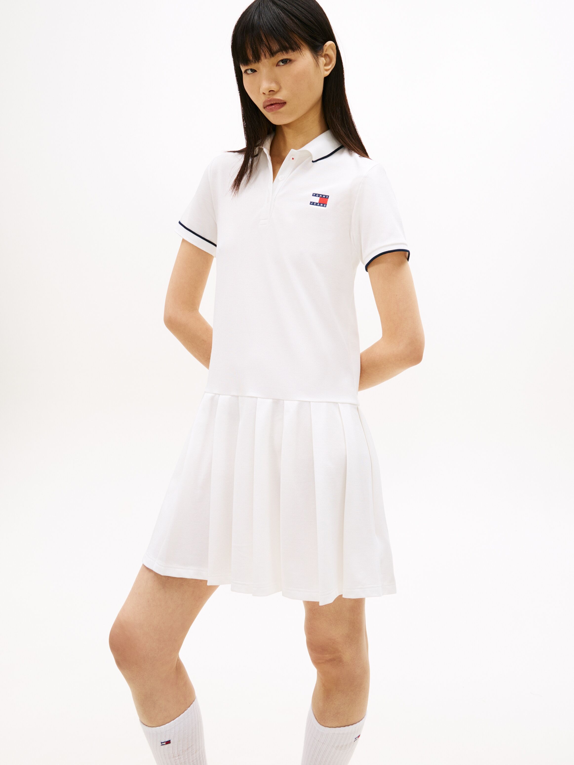 Polokleid TOMMY JEANS "TJW BADGE PLEAT PIQUE DRESS EXT", Damen, Gr. L (40), N-Gr, ecru, Piqué, Obermaterial: 58% Baumwolle, 42% Polyester, unifarben mit Farbeinsatz, relaxed fit mini, angesetztes Bündchen, Kleider Polokleid, mit Kontrastdetails, entspannt