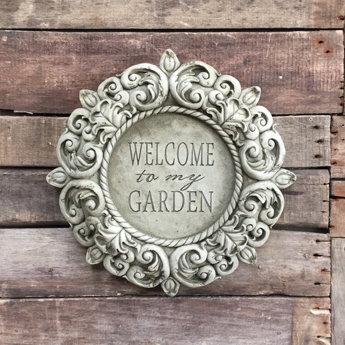 Betonnen tuinbeeld muurornament Welcome to my garden