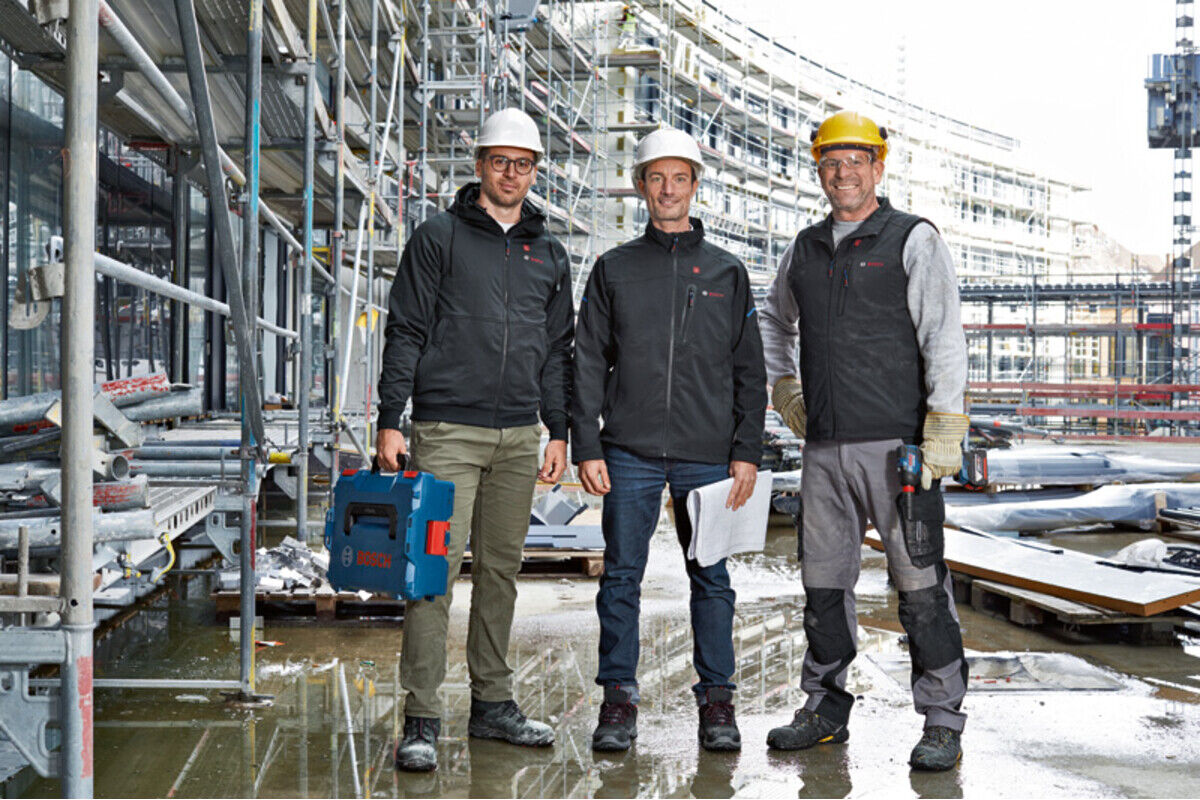 Bosch Beheizbare Kleidung GHH 12+18V XA: Akkuadapter, Ladegerät, 1x Akku, Gr. 3XL (06188000GG)