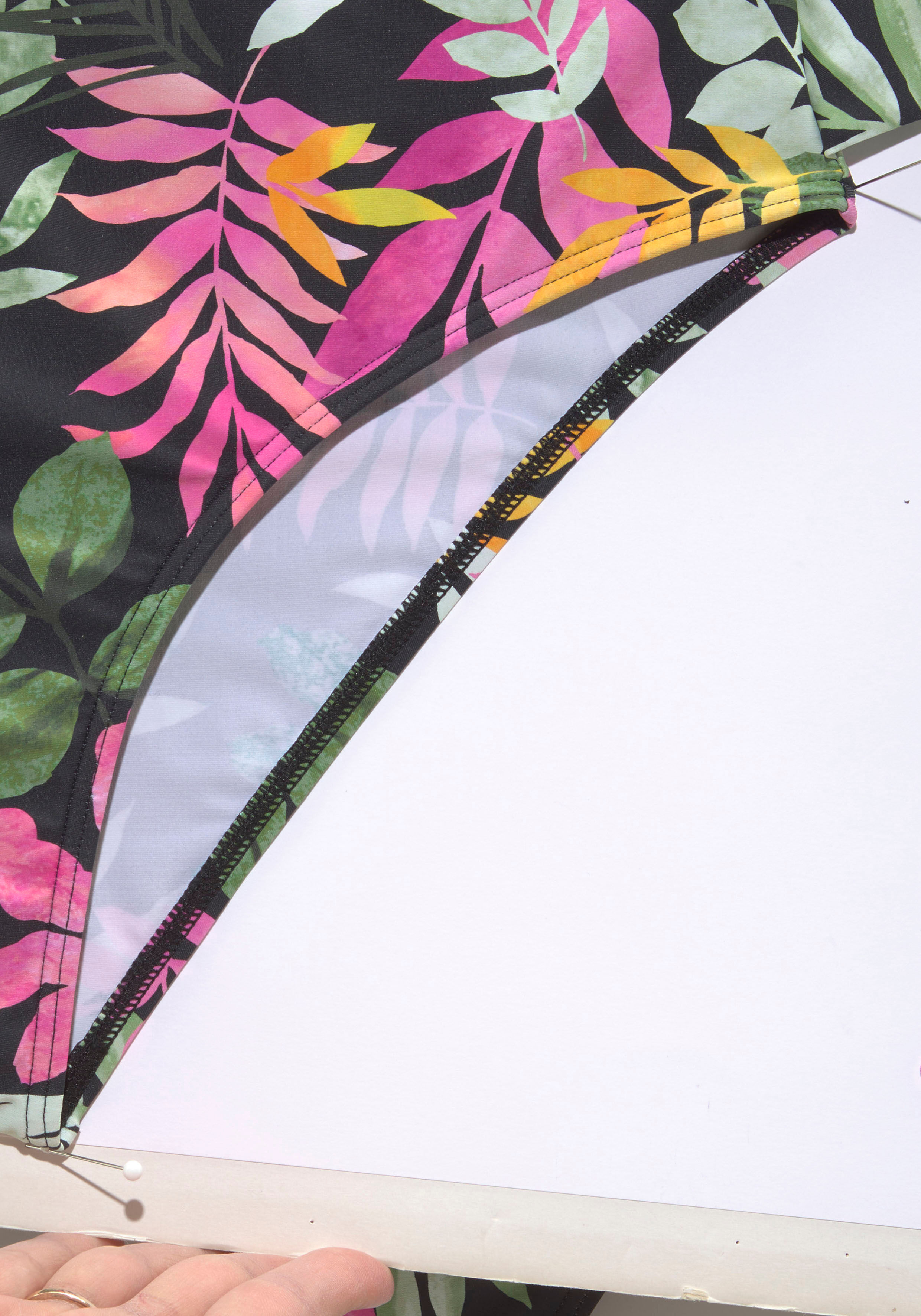 Bikini-Hose VIVANCE "Leilani", Damen, Gr. 38, N-Gr, schwarz (schwarz, beddruckt), Recycling-Polyamid, bedruckt, floral, Badehosen Bikini-Hose, in höherer Form