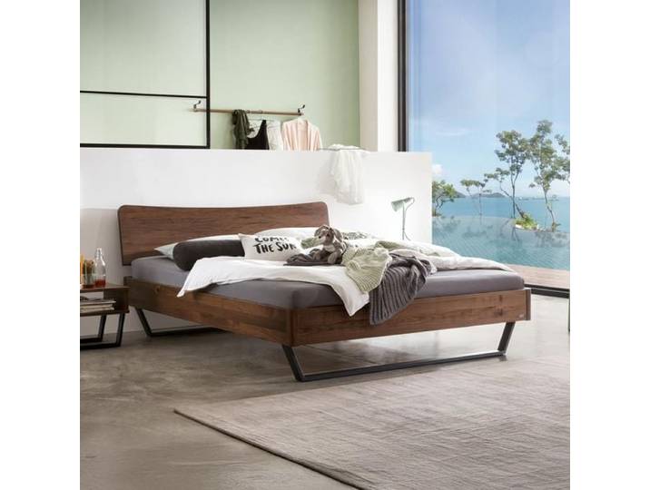 Bett Uliana Nussbaum Massivholz 140x200cm industrial, Mit Kopfteil