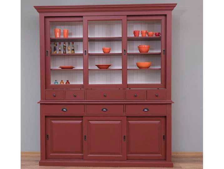 bordeaux-roter Esszimmerschrank mit Schiebetüren im Landhausstil