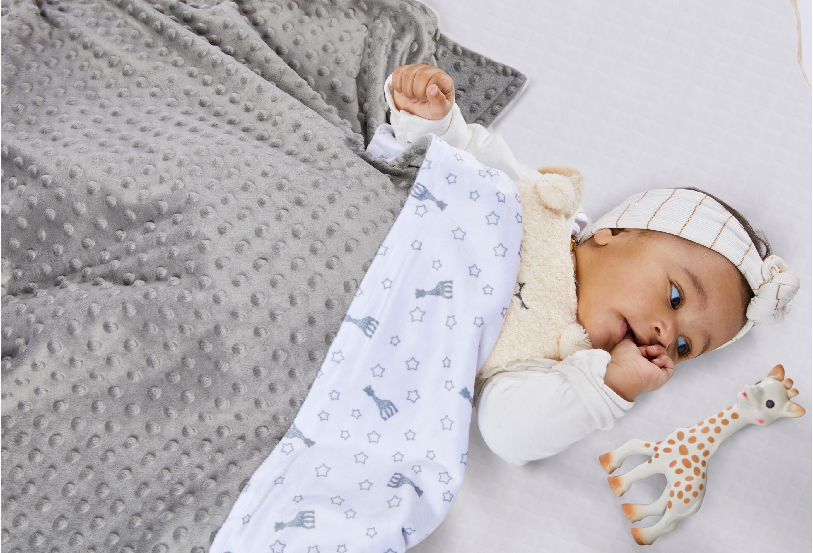 Neugeborenen-Geschenkset SOPHIE LA GIRAFE "Kuscheldecke 2-teilig", Jungen, grau (dunkelgrau), Obermaterial: 100% Polyester, KOB Set-Artikel Neugeborenen-Geschenkset dunkelgrau Einheitsgröße