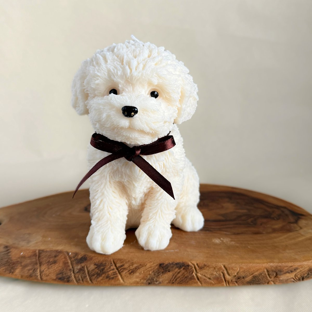 Handgemaakte puppy kaars van koolzaadwas – Crème hond decoratie – Maat L