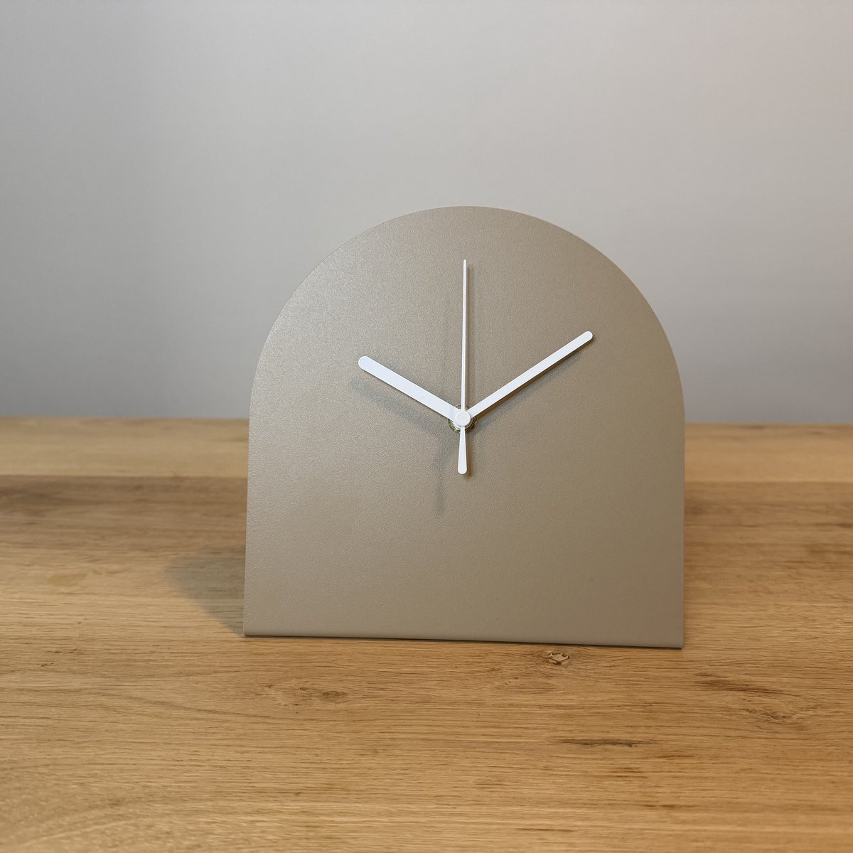 Stalen Design Tafelklok BURGL - Grijsbeige - Diameter: 20 cm, Hoogte: 19,4 cm