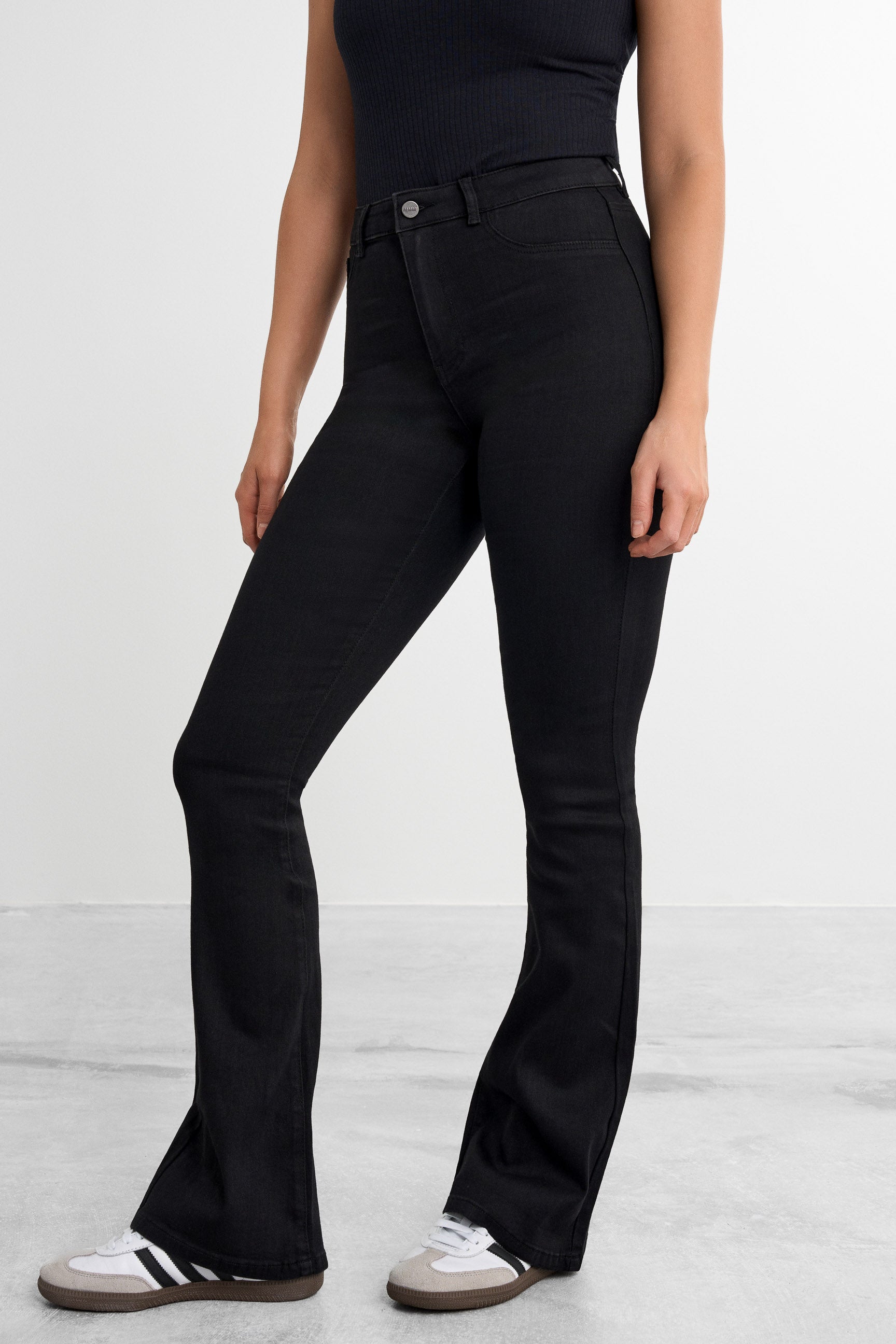 FAMME - Flare Jeans - Black / 32" / XS