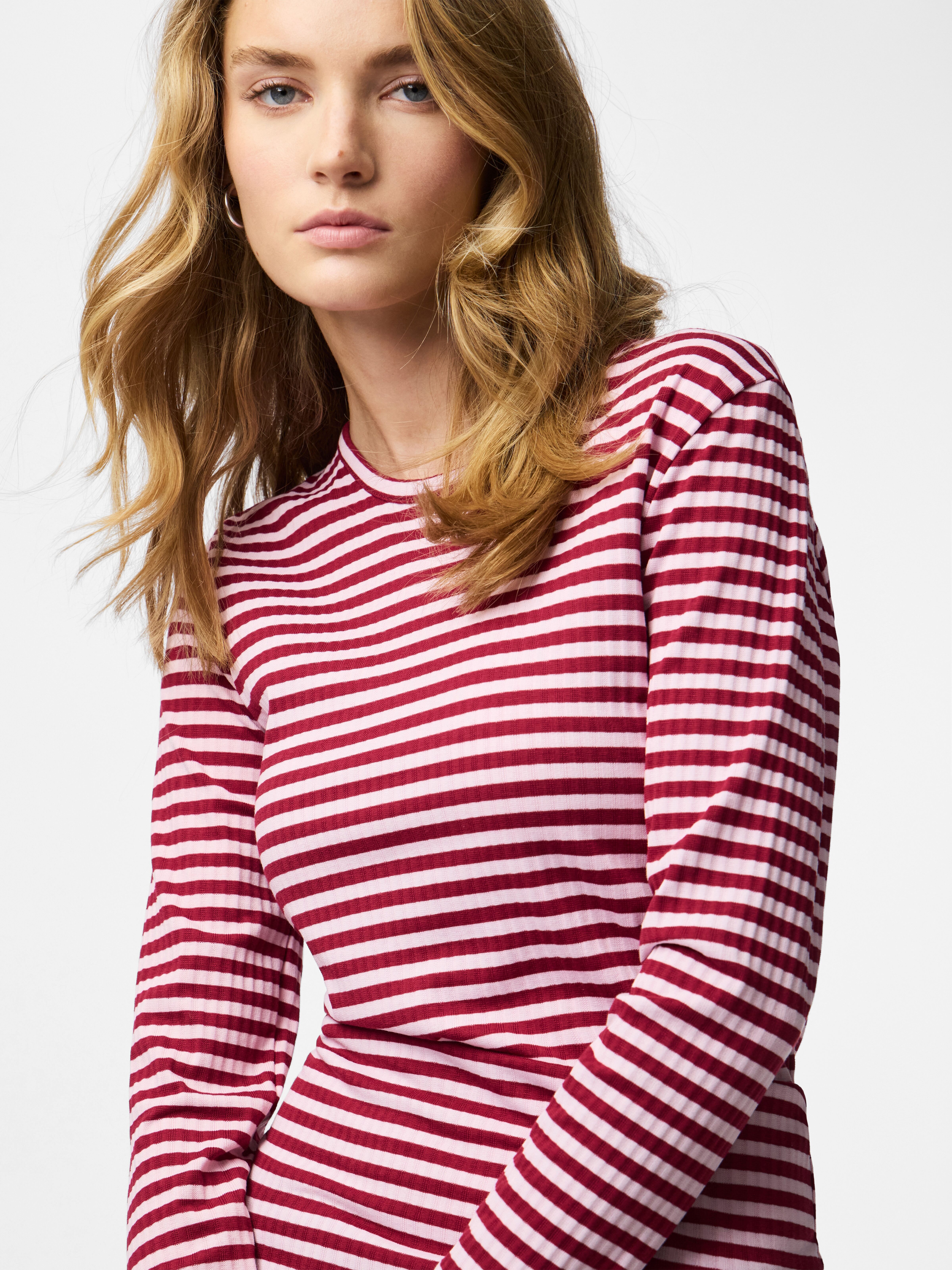 Langarmshirt PIECES "PCLAYA LS TOP JRS NOOS", Damen, Gr. M, rot (goji berry stripes:pink tulle), Jersey, Obermaterial: 65% Polyester, 30% Viskose, 5% Elasthan, gestreift, regular fit normal, Rundhals, Shirts Langarmshirt, Materialmix, regular fit goji ber