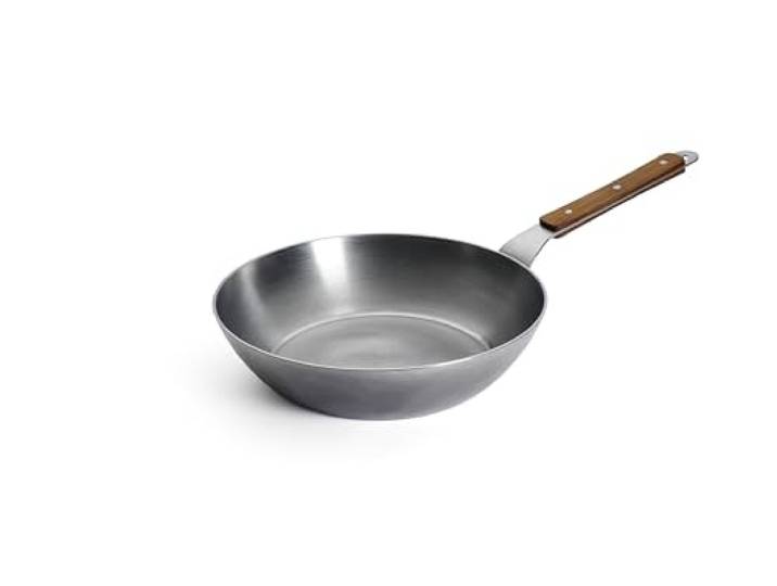 Woll – Carbon Steel Hochrandpfanne Ø 28 cm, 7 cm hoch – Karbonstahlpfanne PFAS-frei – natürlicher Antihafteffekt nach Einbrennen – Induktionspfanne – große Schmorpfanne mit Holzstiel