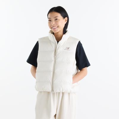 Steppweste NEW BALANCE "BOSTON PUFFER VEST", Damen, Gr. M, weiß (linen (lin)), Obermaterial: 100% Polyester. Futter: 100% Polyester. Wattierung: 100% Polyester, Westen Steppweste, sportlicher Look, mit leichter Wattierung, aus Polyester