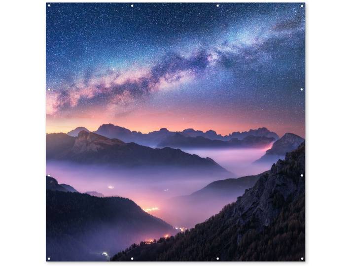 Tuinposter - Bergen - Sterrenhemel - Mist - Nacht - 200x200 cm - Tuindoek - Tuinschilderij