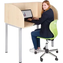 Arbeitstisch mit Sichtblende und Körperausschnitt