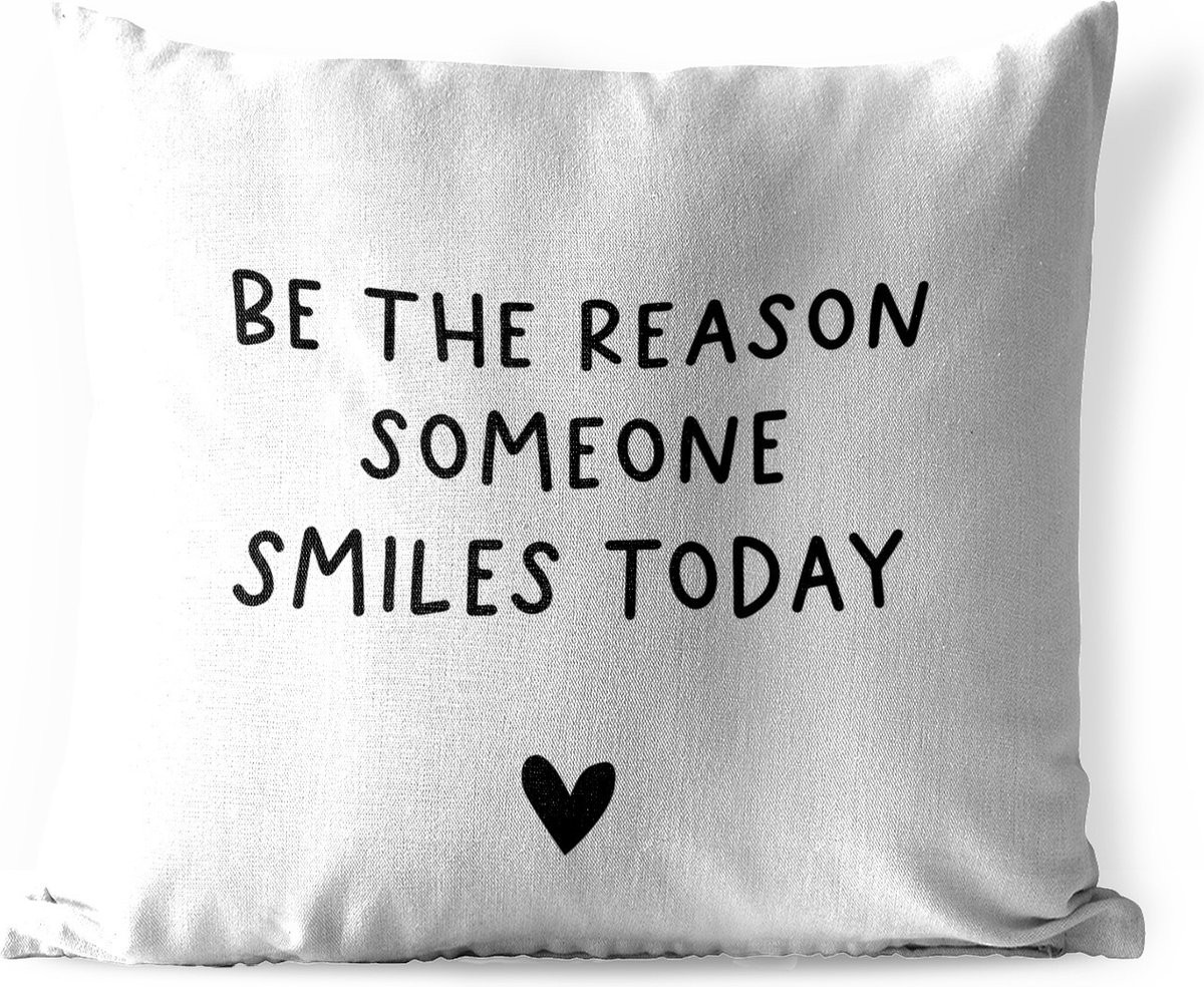 Weerbestendig buitenkussen met Engelse quote Be the reason someone smiles today en hartje, 45 x 45 cm