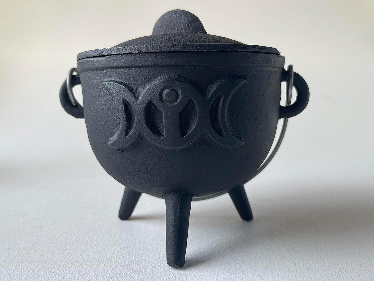 Zwarte gietijzeren heksenketel met drievoudige maan decoratie als wierookbrander, Hoogte: 11,4 cm
