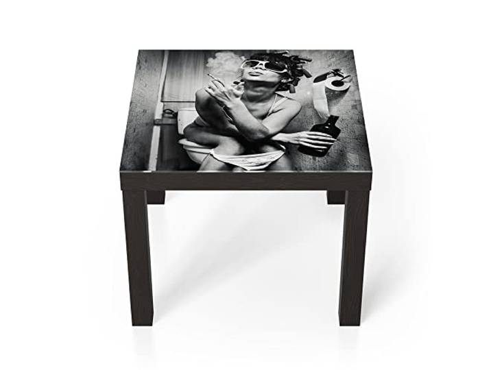 DEQORI Glastisch schwarz klein 55x55 cm Motiv Frau raucht auf dem Klo ausgefallener Beistelltisch aus Glas Hochglanz Couchtisch fürs Wohnzimmer moderner Couch Tisch mit Design