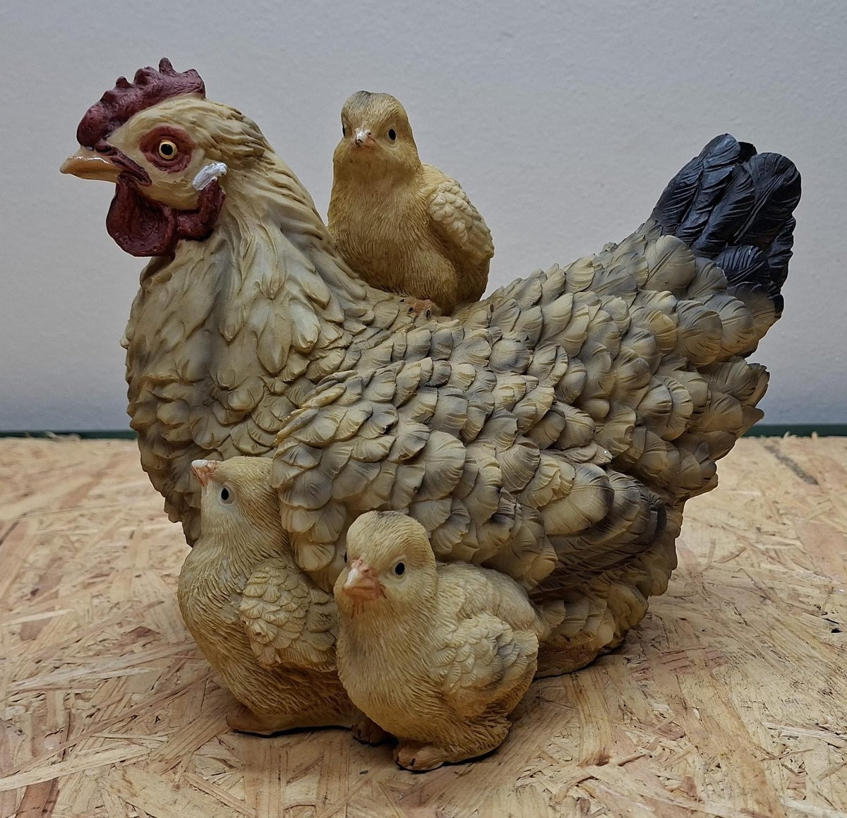 Handgeschilderd Decoratiebeeld Kip met 3 Kuikens – Landelijke Broedende Kip (Kloek) voor Binnen en Buiten – Hoogte: 21 cm