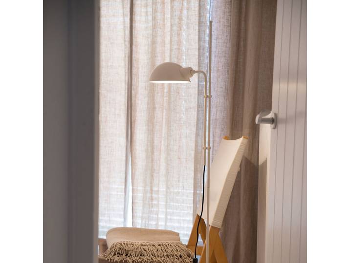 Funiculí Stehleuchte, perlweiß - MARSET - Wohnzimmer - Design - Metall - Mit Schirm
