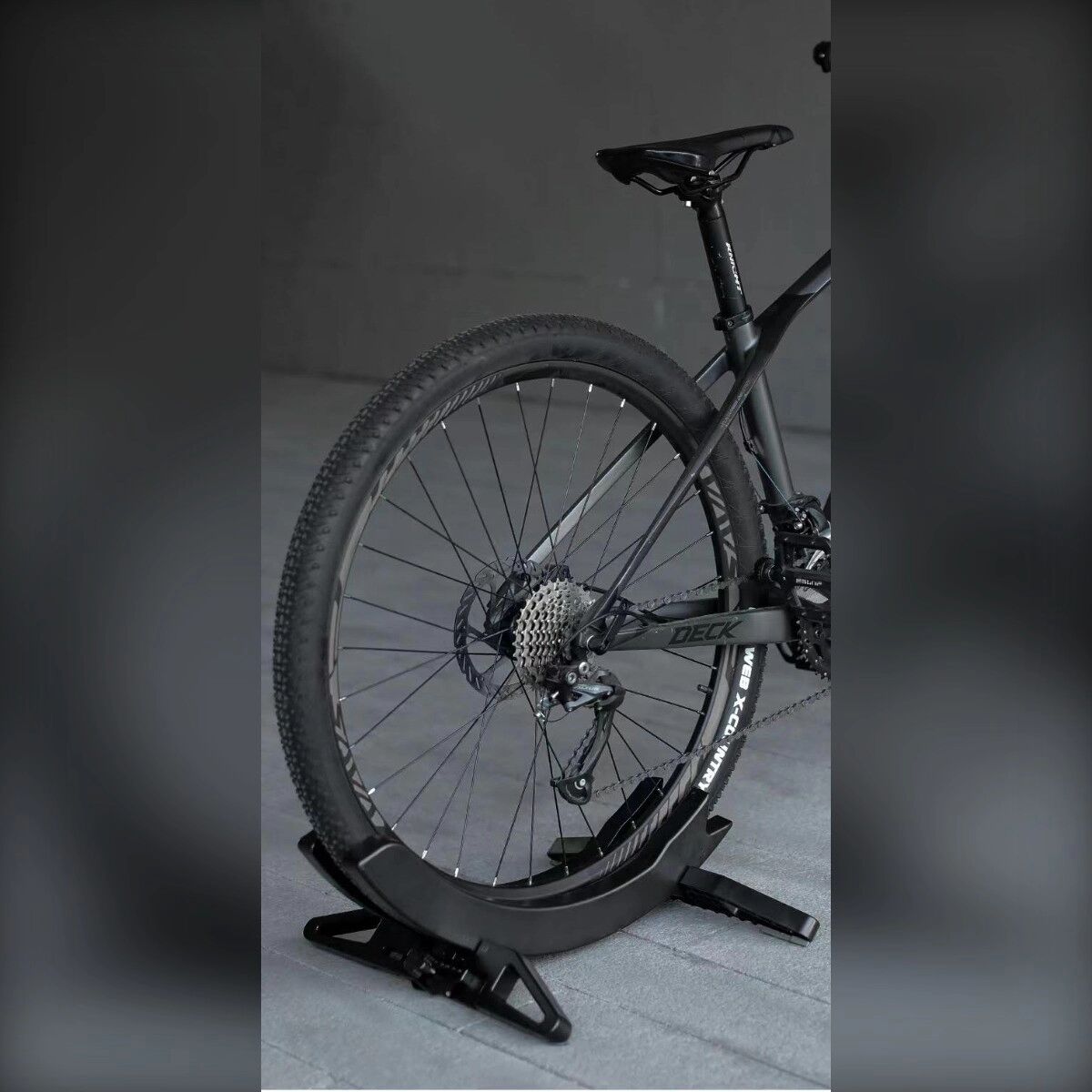 INF Verstellbarer Fahrrad-Parkständer — ABS tragbarer Universal-Fahrradbodenständer, passt 30-80mm Reifen, rutschfeste Pads,