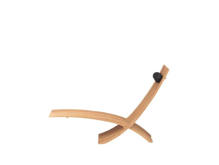 Skargaarden Nozib Liegestuhl Teak, schwarze Nackenstütze aus Leder