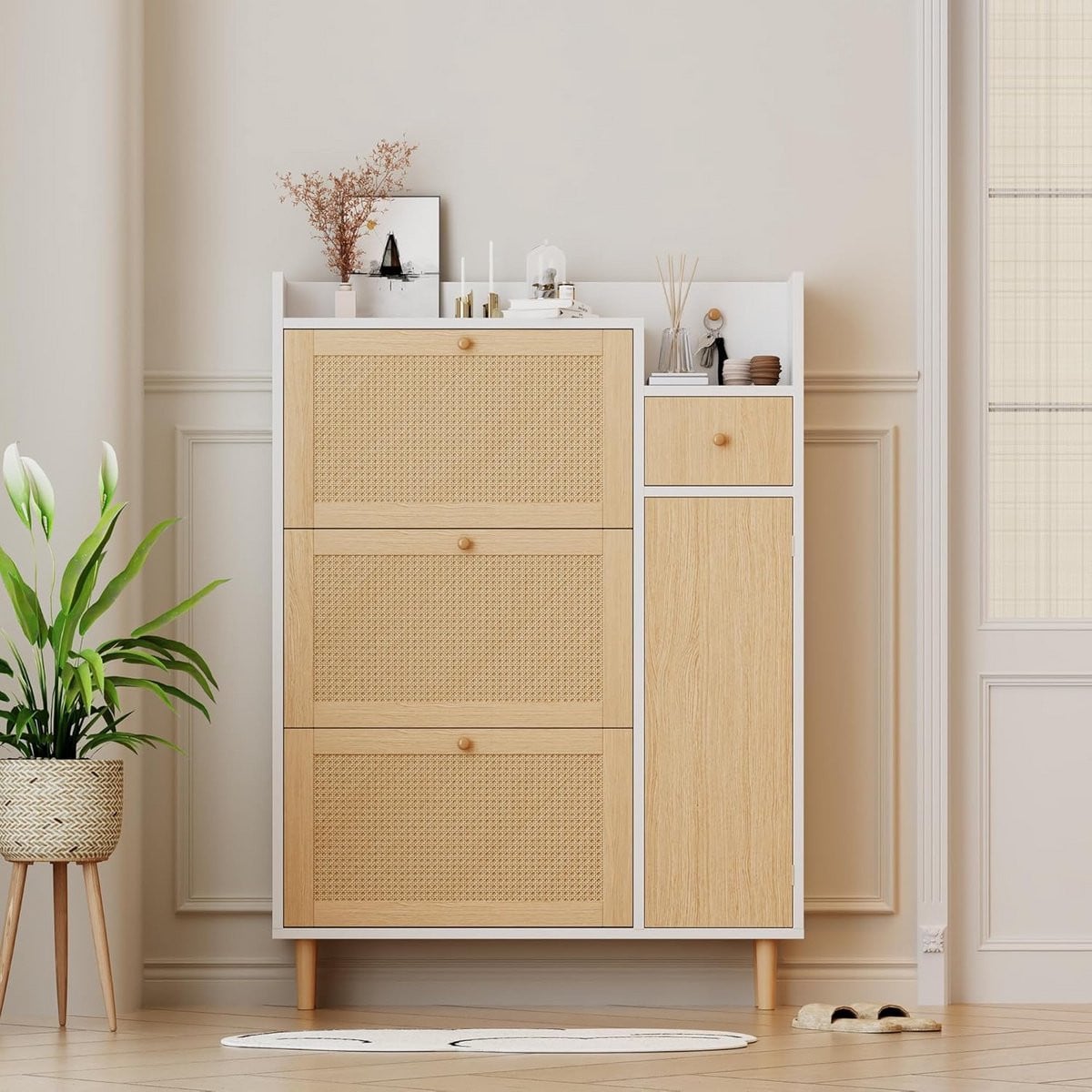 Smalle houten schoenenkast met rotan details, 3 kiepdeuren en lade, wit en houtkleur