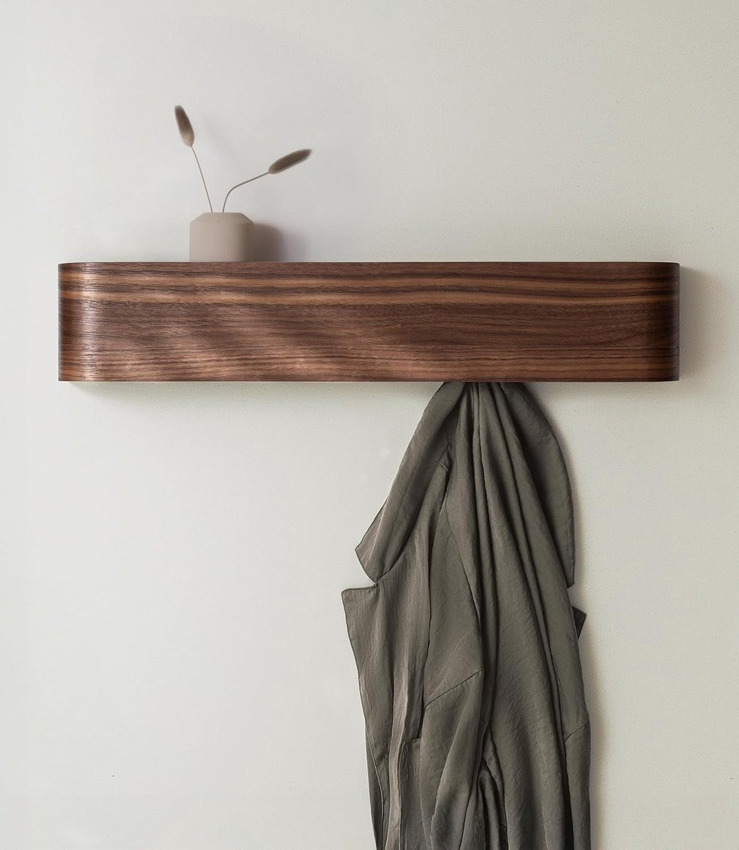 Moderne wandkapstok met verborgen haken van massief houtfineer in notenhout