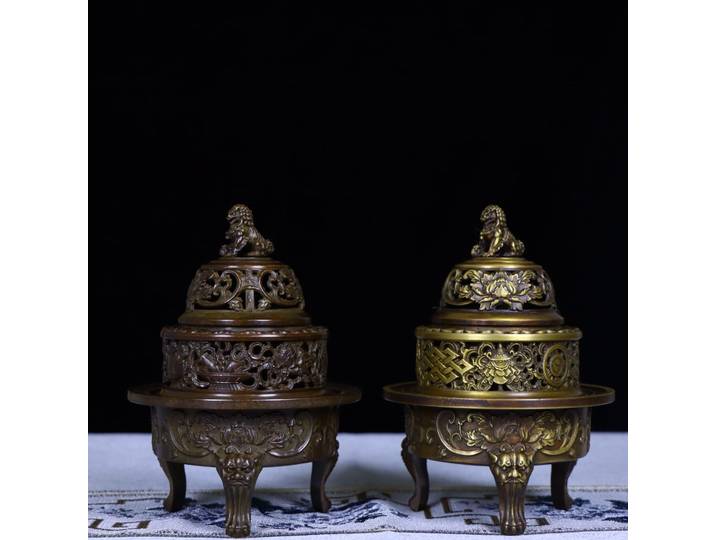 Brûleur d'encens en laiton Quatre Bêtes Divines, encensoir à trois pieds avec relief Huit Trésors, décoration rituelle d'encens pour entrée de maison