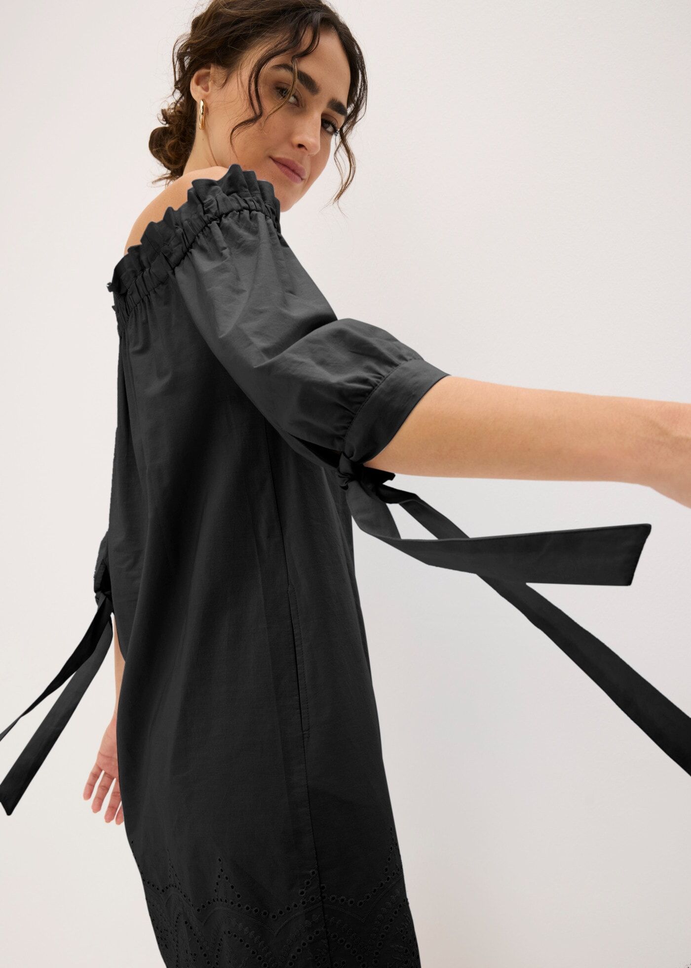Off-Shoulder-Kleid BONPRIX, Damen, Gr. 36, N-Gr, 3/4 Arm, schwarz, Obermaterial: 100% Baumwolle, lässig geschnitten, Kleider Off-Shoulder-Kleid, aus Baumwolle, mit Stickerei, lässige Passform