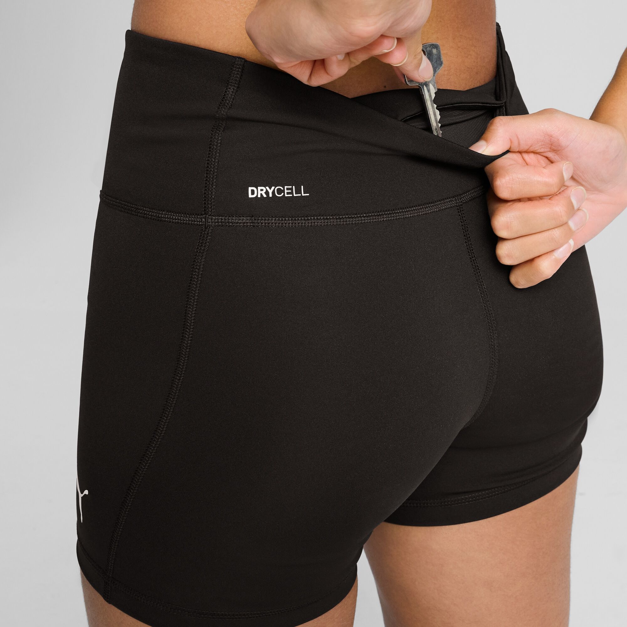 Trainingsshorts PUMA "W TAD ESSENTIAL HW 5 SHORT TIGHT", Damen, Gr. XS, N-Gr, schwarz (puma schwarz), Interlock, Obermaterial: 85% Polyester, 15% Elasthan, unifarben, schmal kniefrei, Hosen Trainingsshorts, schmale Passform, für Fitness und sportliche Akt