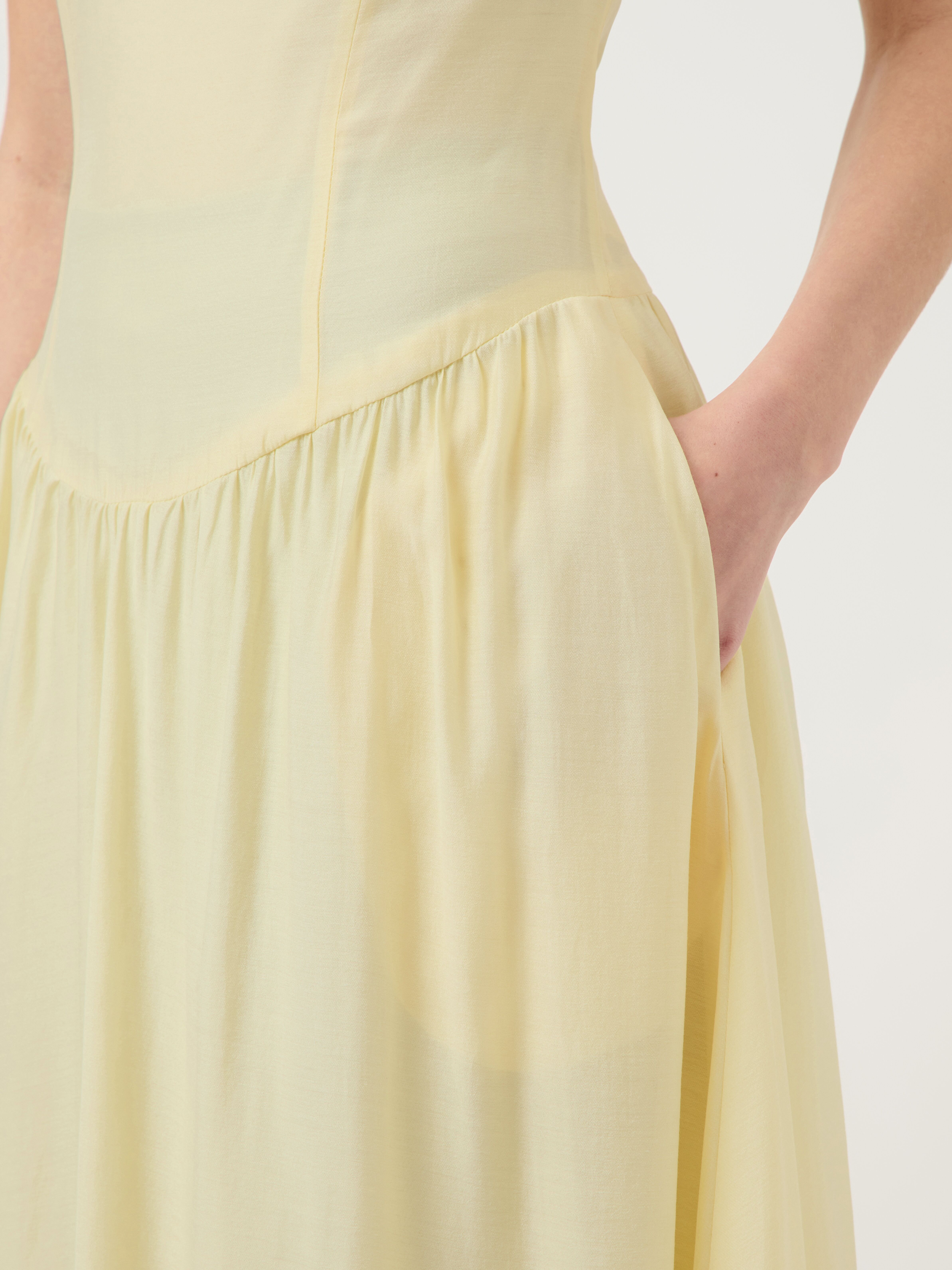 Sommerkleid Y.A.S "YASKRISSI SL BUBBLE HEM LONG DRESS NOOS", Damen, Gr. 40, N-Gr, ohne Ärmel, Web, anise flower, Web, Obermaterial: 66% Polyester, 34% Lyocell, unifarben, Midi, Rundhals, Kleider Sommerkleid anise flower 40, N-Gr, ohne Ärmel, Web