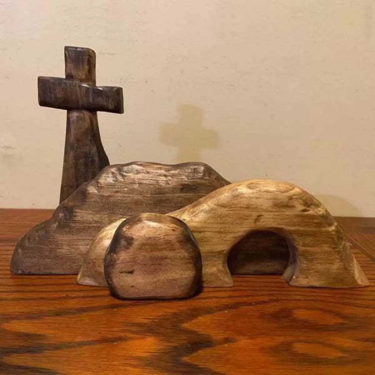 INF Kiefernholz Tischornamente 4-teilig – Mehrfarbige Holztischdekoration für Feiertage, DIY und Wohnambiente