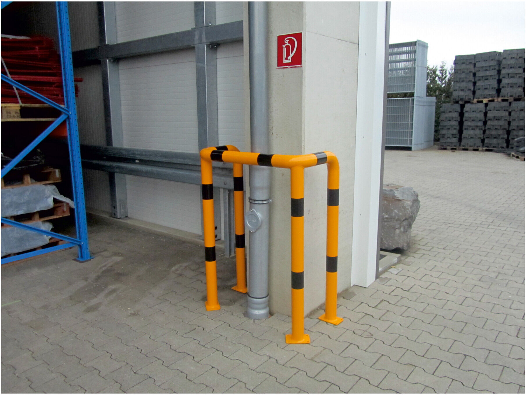 Schake Rammschutzwinkel 90° Stahlrohr Ø 76 mm gelb pulverbeschichtet + schwarzen Warnstreifen Breite: 600 mm, Höhe Überflur: 650 mm zum Aufdübeln (477_60PBG)