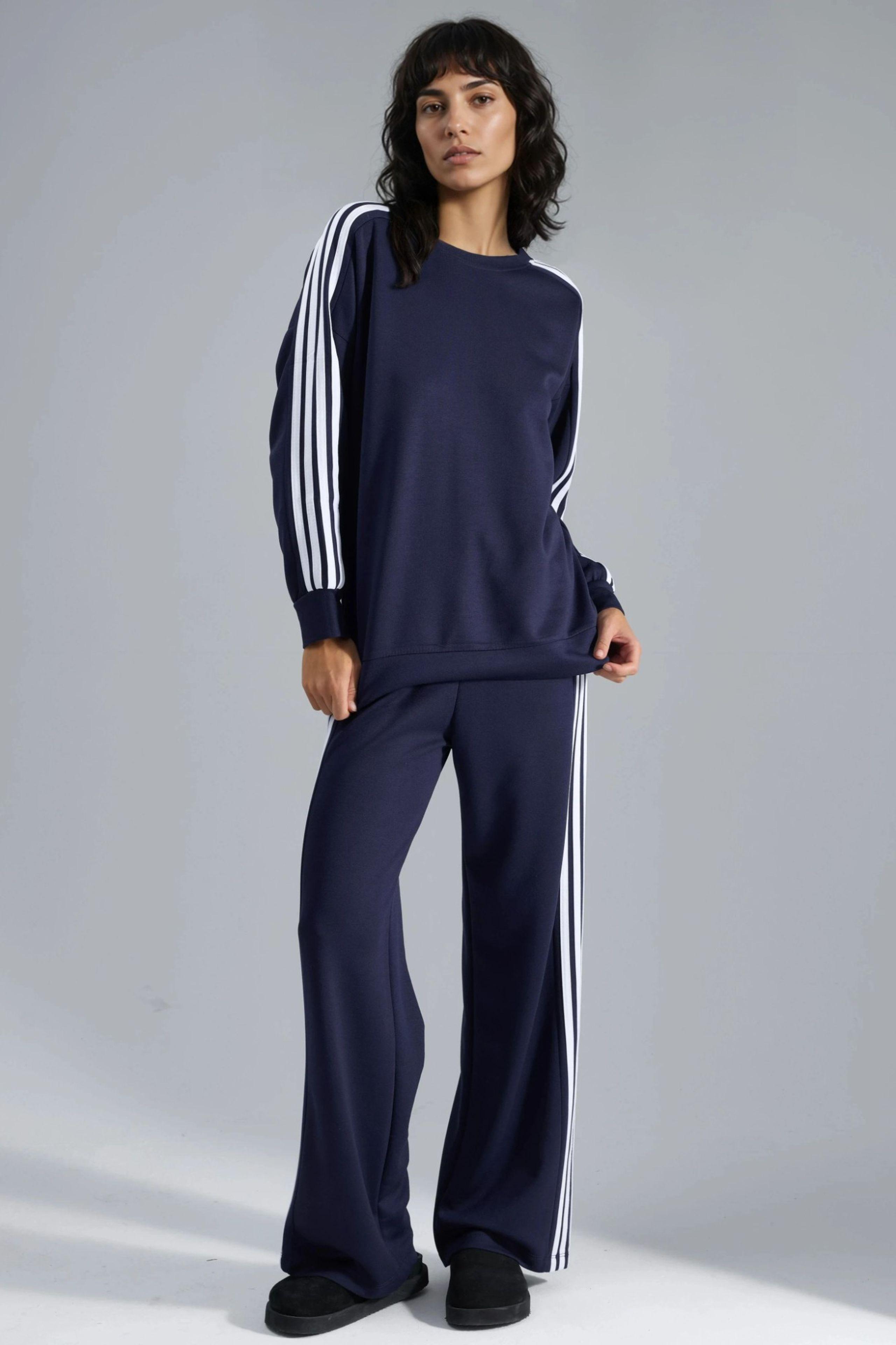 Gestreiftes Rundhals-Sweatshirt & Gerade Beinform Hose Koordination