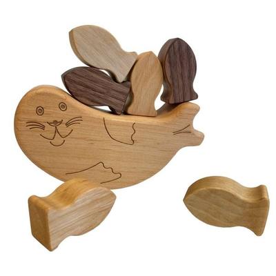 Pfingstweid - Balancespiel Seelöwe aus Erle mit 6 Fischchen aus Nussbaum, Erle und Ahorn, Holz